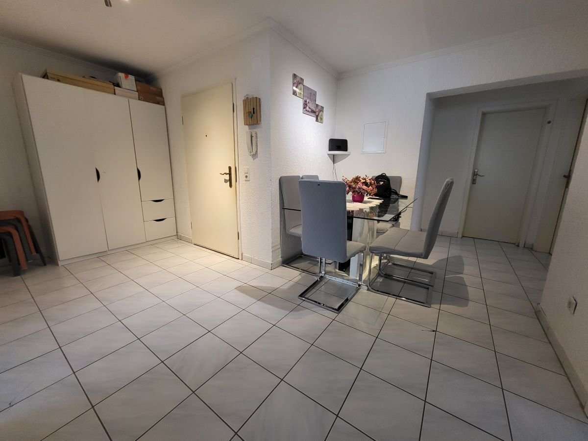 Helle Souterrain-Wohnung in einem schönen Wohngebiet.