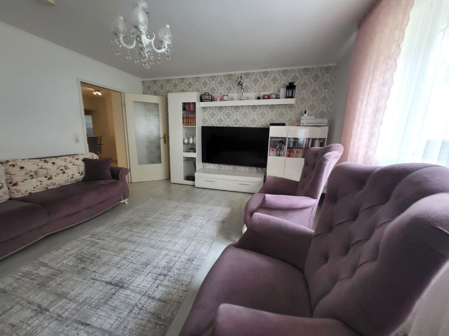 Helle Souterrain-Wohnung in einem schönen Wohngebiet.