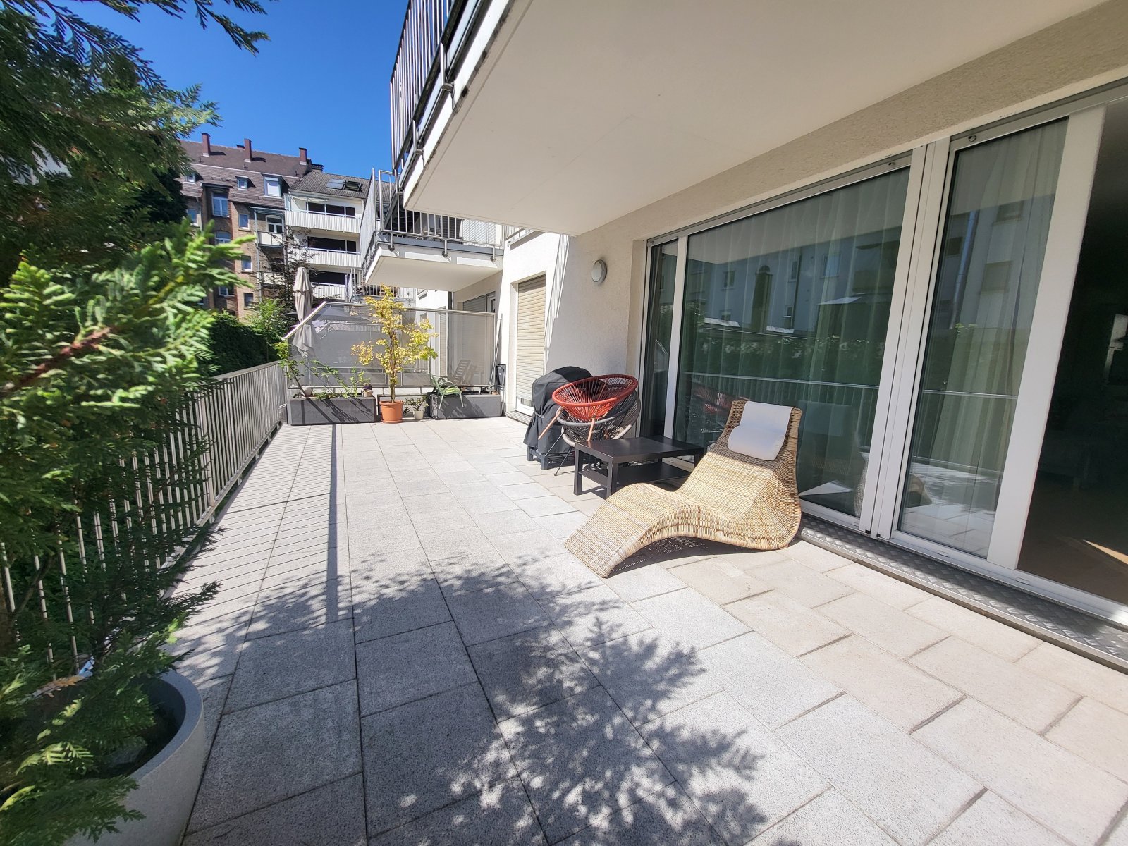 * Bachstrasse * Attraktive Hochparterrewohnung mit EBK und ca. 30 m² großer Südterrasse