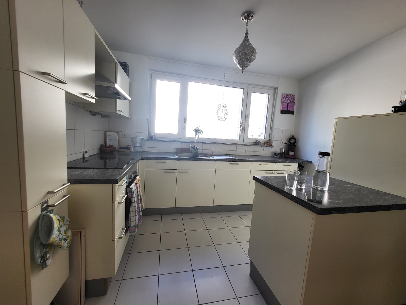 * Bachstrasse * Attraktive Hochparterrewohnung mit EBK und ca. 30 m² großer Südterrasse