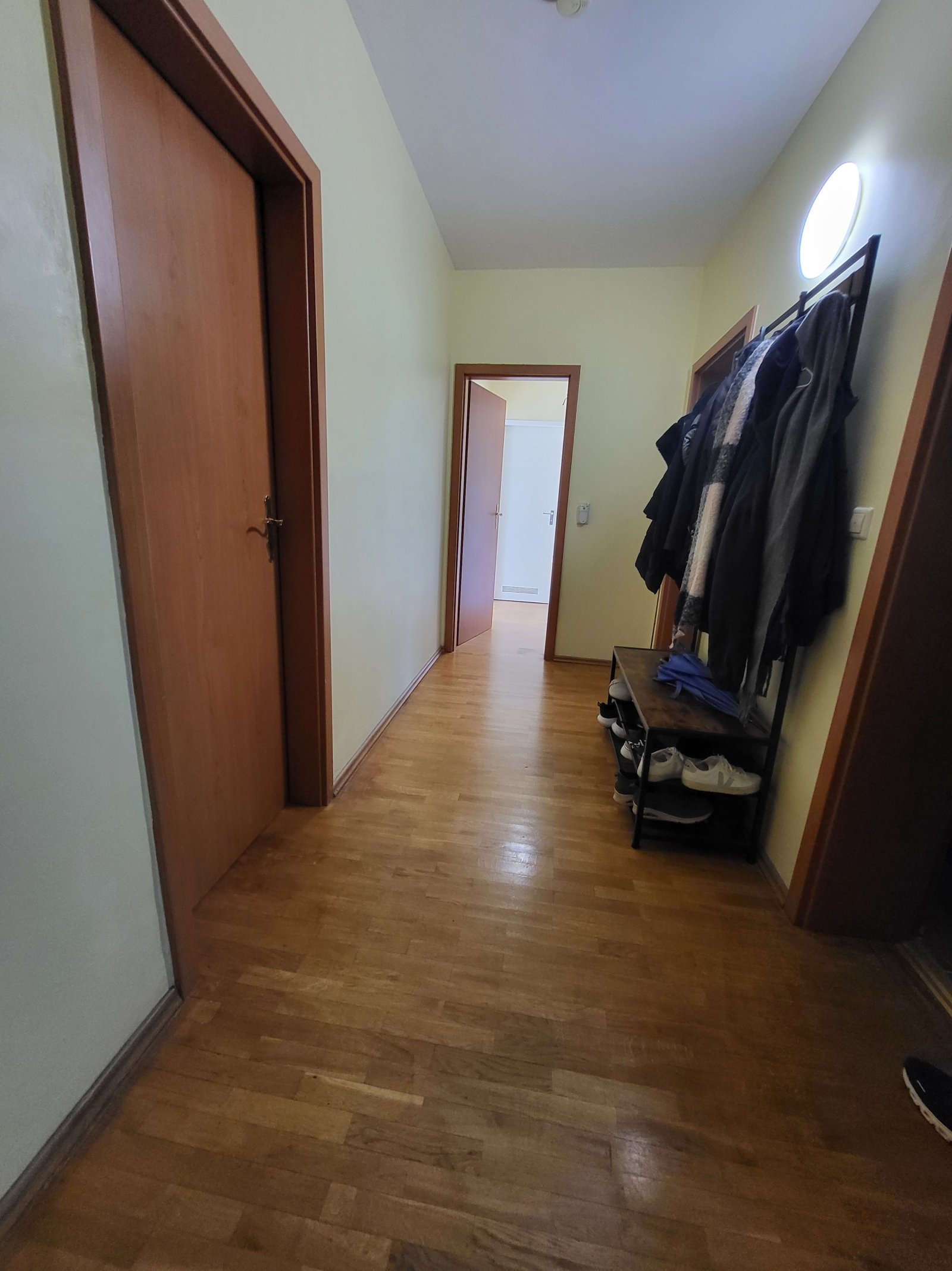 Schöne Wohnung mit EBK nähe Schlossplatz auch für WG geeignet.