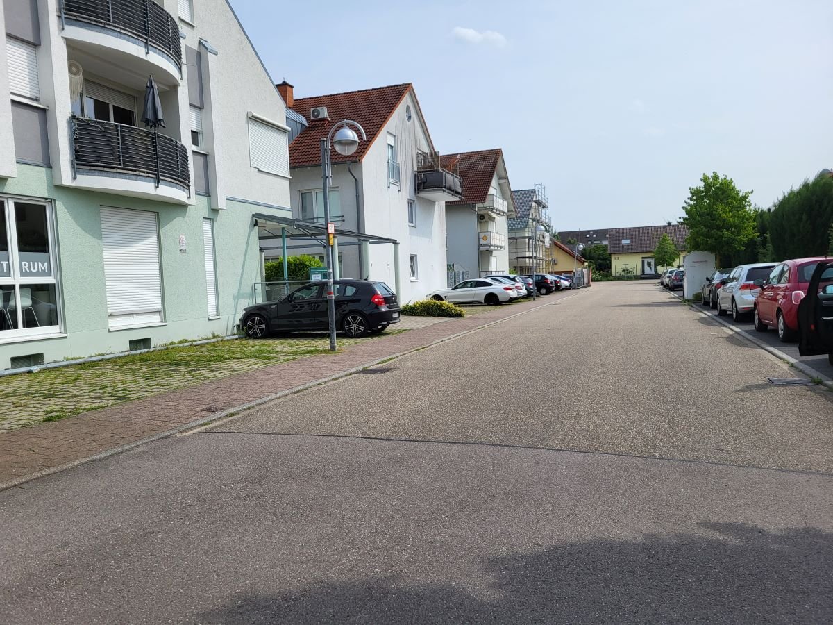 Linkenheim-Hochstetten: Helle Souterrain-Wohnung in einem schönen Wohngebiet. 